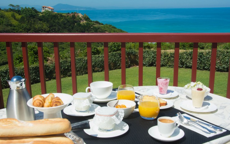 Petit-dejeuner-vue-mer-bidart-bistaeder-chambredhotes